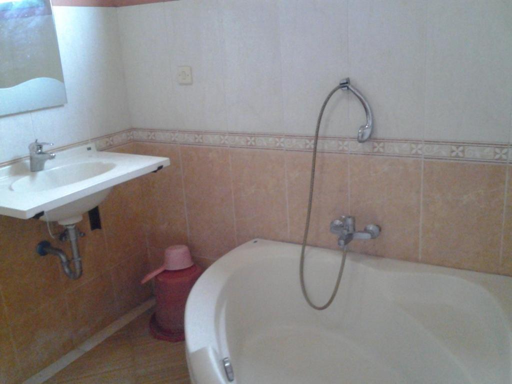 Villa And Resto Basanova Batu  Habitación foto